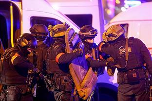 泰晤士报：欧会杯赛前华沙球迷与英国警方发生冲突，三名警察受伤